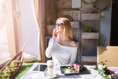 Mutlu kız cep telefonunuzda konuşuyor