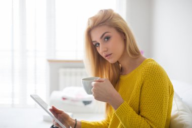 Güzel bir fincan çay ile rahatlatıcı kadın