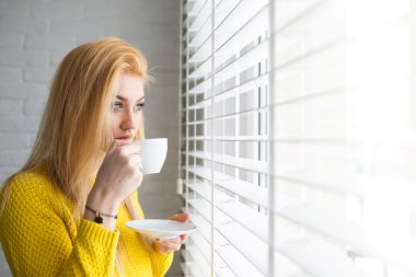 pencereden dışarı bakıyor