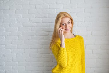 Güzel sarışın cep telefonda konuşurken