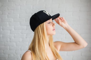 Bir şey için dışarı izliyor