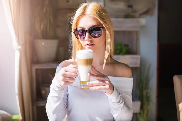 Chica saboreando delicioso café — Foto de Stock