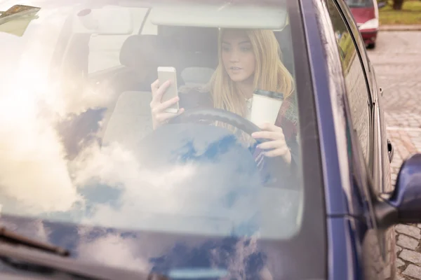 Mensagens de texto no carro — Fotografia de Stock