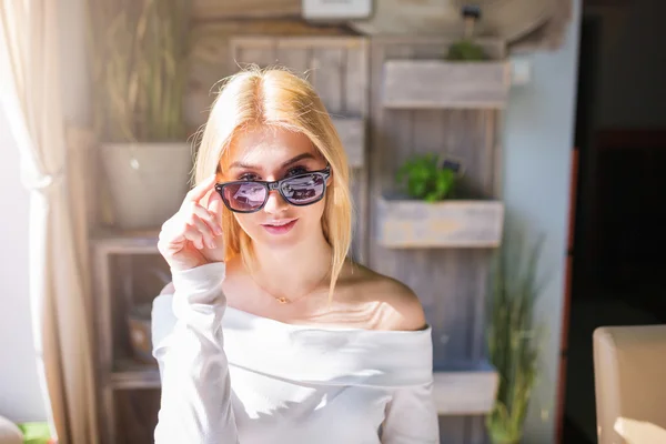 Mirando detrás de las gafas — Foto de Stock