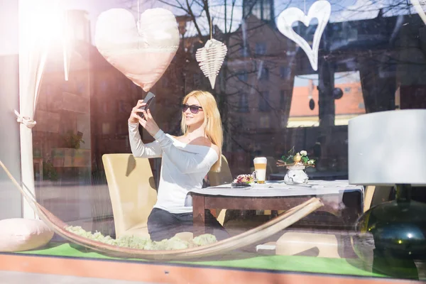 Dziewczyna selfie w kawiarni — Zdjęcie stockowe