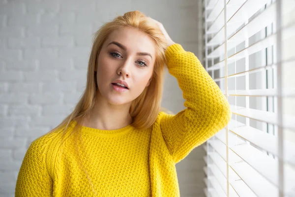 Menina sensual em suéter amarelo — Fotografia de Stock