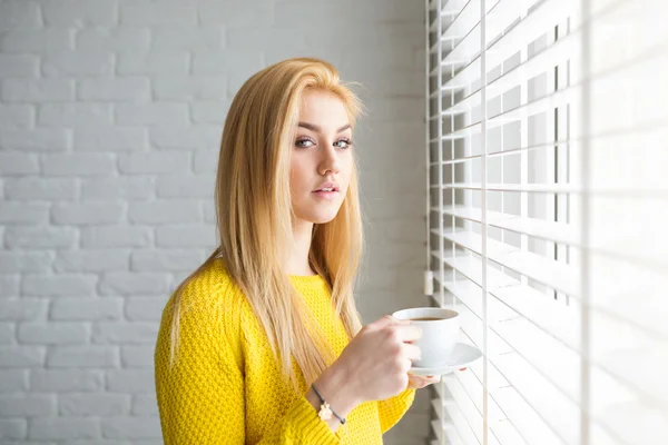 Chica bonita bebiendo té de la mañana — Foto de Stock