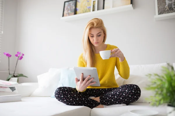 Fille en pyjama boire du thé — Photo