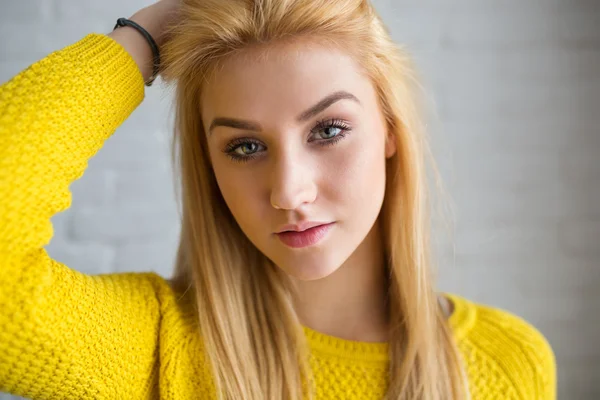 Sinnliches blondes Mädchen — Stockfoto