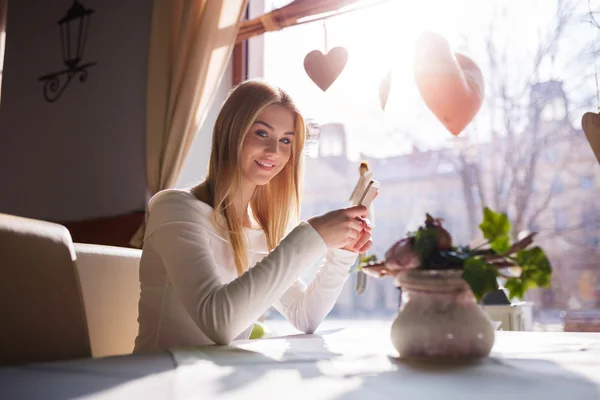 Gelukkig meisje in het café Rechtenvrije Stockfoto's