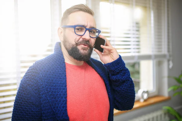 Es extraño de lo que estás hablando. — Foto de Stock