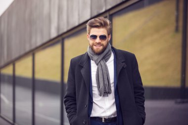 Şehrin bir yürüyüş için gidiyor