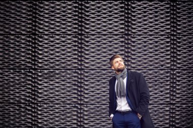 Gökyüzüne bakıyorum.