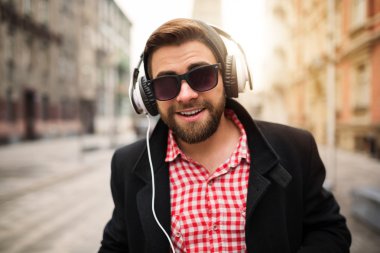 müzik beni mutlu ediyor.