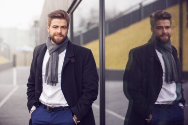 Genç, kendine güvenen iş adamı