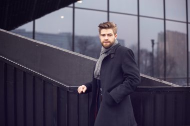 adamın birini bekliyor