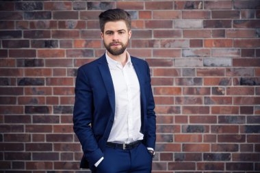 Kendine güvenen genç işadamı