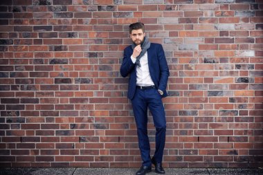 Manken gibi poz işadamı