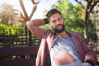 Parkta fotoğraf için poz