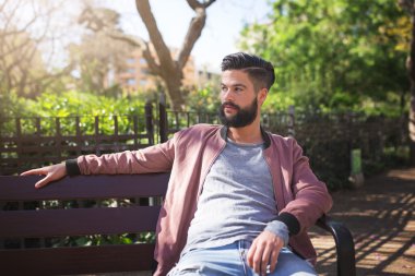 Biri parkta için bekleyen adam