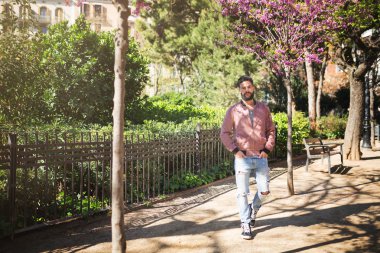 Parkta yürüyüş yapıyorum.