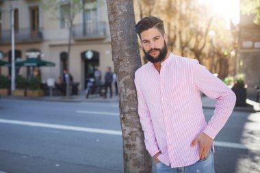 Genç adam manken gibi poz