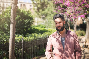 Güneşli günde yürümek