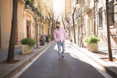 Caddeden aşağı yürüyordum