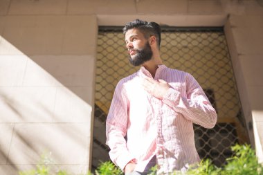 Güneşin altında bekliyor