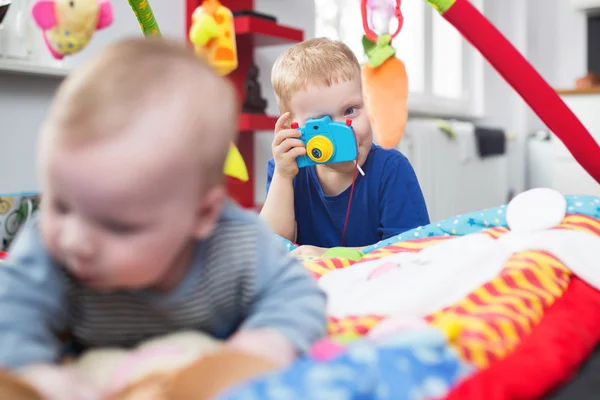 Lächeln, jüngerer Bruder! — Stockfoto