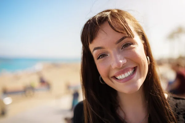 Grinning giovane ragazza — Foto Stock