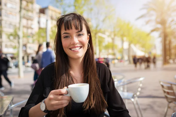 Bella ragazza che beve caffè — Foto Stock