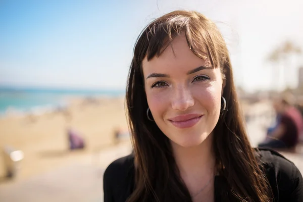 Bella ragazza sulla spiaggia — Foto Stock