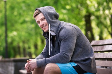 bankta oturan adam gülümsüyor