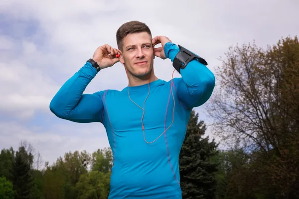 Hombre deportivo en camisa termo-activa azul — Foto de Stock