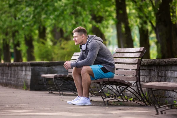 Hombre sentado en el banco en el parque — Foto de Stock