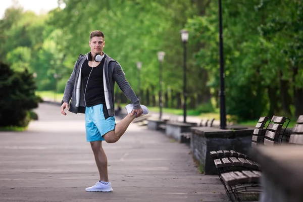Stretching out before jogging — Stock Photo, Image