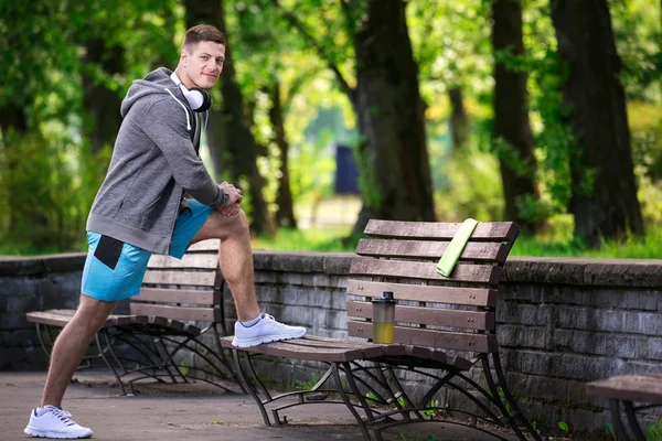 Hombre haciendo ejercicio en el parque — Foto de Stock