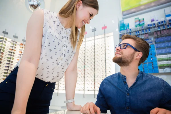 Cliente flirtare con commessa — Foto Stock