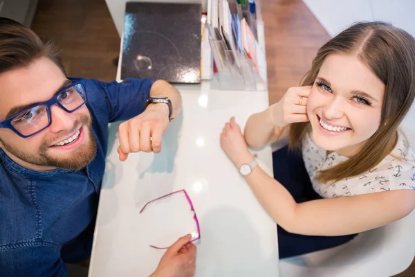 Gelukkige mensen aan de balie — Stockfoto