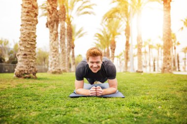 Mutlu bir adam pracitising yoga