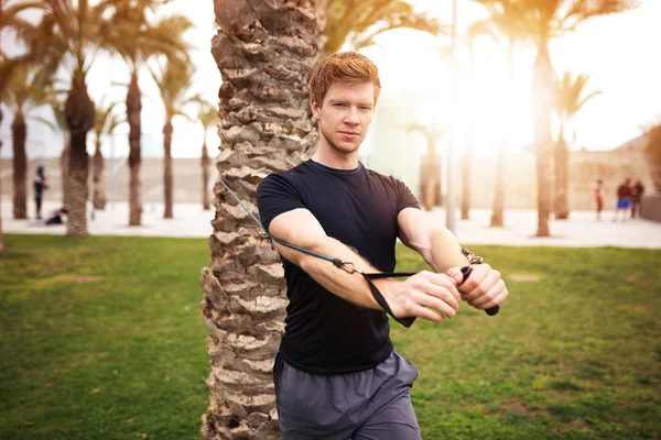 Muscular man training at the park — Stock Photo, Image