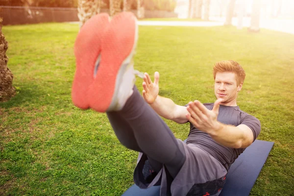 Conseguir músculos más fuertes — Foto de Stock