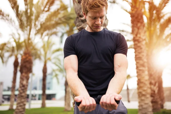 Deportista mirando sus músculos — Foto de Stock