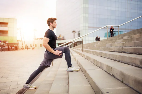 Hombre haciendo ejercicio — Foto de Stock