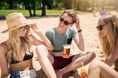 Öğleden sonra kumsalda dinlenmek