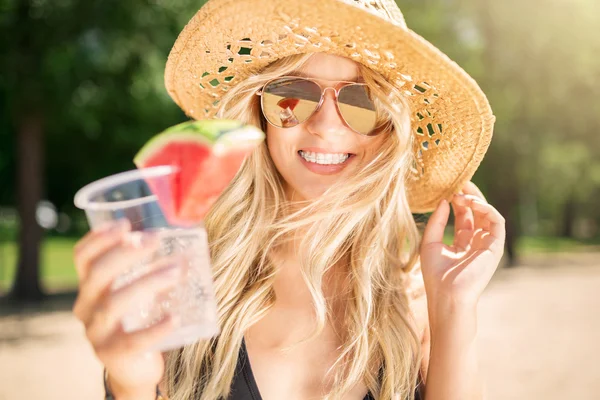 Blondes Mädchen im Urlaub — Stockfoto