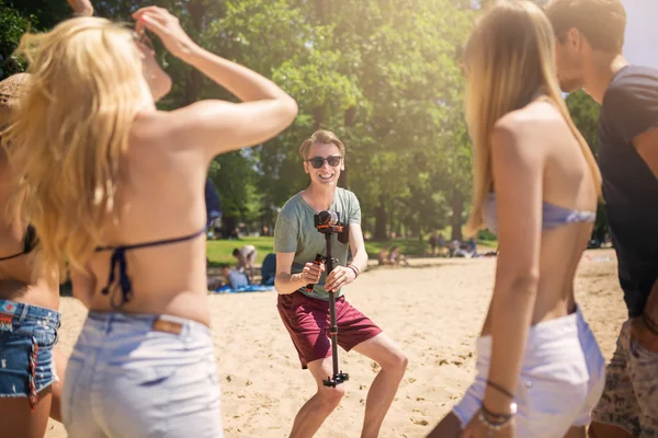 Hombre tomando una foto de sus amigos — Foto de Stock