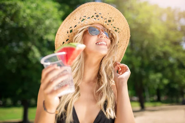 Schönes Mädchen mit erfrischendem Getränk — Stockfoto