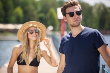 Kendine güvenen adam ve onun kız